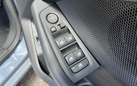 BMW　118i プレイ DCT5名