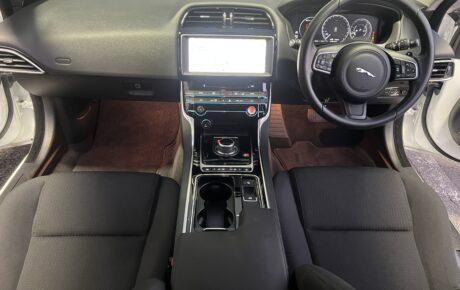 ジャガー　XEピュア2.0L P200