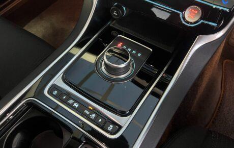 ジャガー　XEピュア2.0L P200