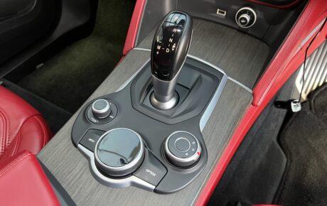 アルファロメオ　ステルヴィオ　2.0ターボQ4ラグジュアリーPKG