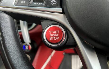 アルファロメオ　ステルヴィオ　2.0ターボQ4ラグジュアリーPKG