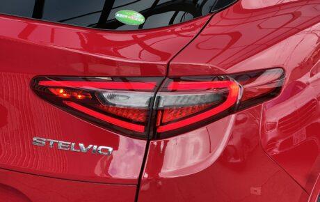 アルファロメオ ステルヴィオ 2.0ターボQ4ラグジュアリーPKG