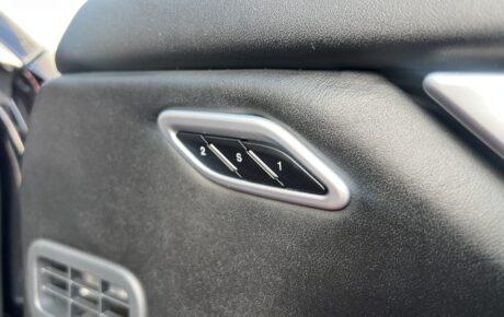 マセラティ  ギブリ　S　スポーツパフォーマンスパッケージ