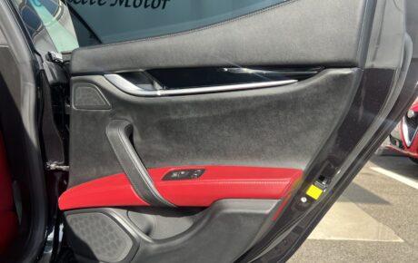 マセラティ  ギブリ　S　スポーツパフォーマンスパッケージ