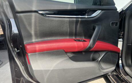 マセラティ  ギブリ　S　スポーツパフォーマンスパッケージ