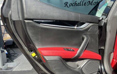 マセラティ  ギブリ　S　スポーツパフォーマンスパッケージ